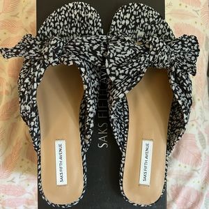 Twist-Knot Flat Sandals. WHITE BLACK FLORAL. Size: 7